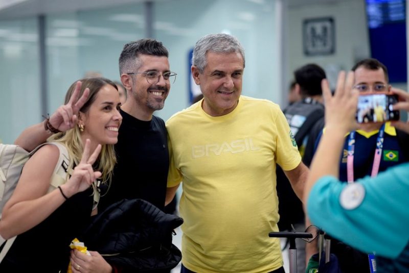 Zé Roberto Guimarães no desembarque da seleção de vôlei