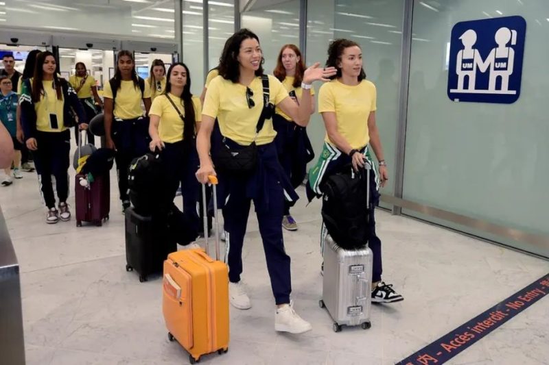 Seleção Brasileira feminina de vôlei desembarca para as Olimpíadas