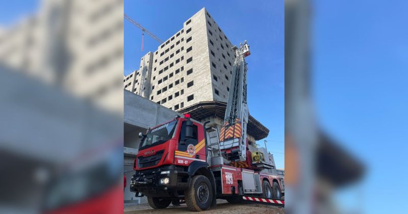 Apesar do choque elétrico, vítima foi resgatada com consciência 