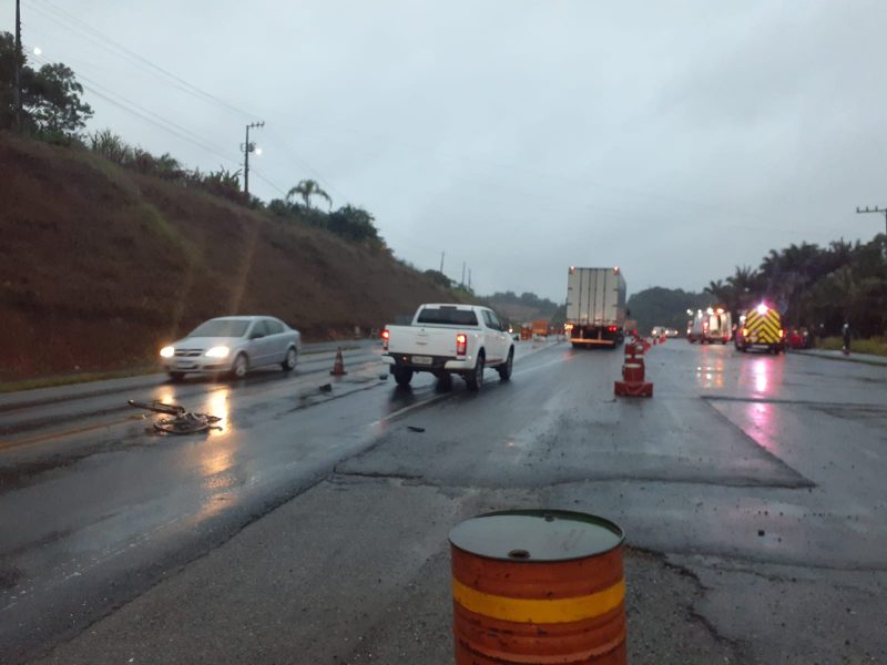 Ciclista atravessa a via quando foi atropelado por autom&oacute;vel – Foto: PRF/Divulga&ccedil;&atilde;o/ND