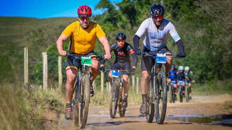 Ciclistas percorreram estradas de barro no município de Tijucas no último domingo