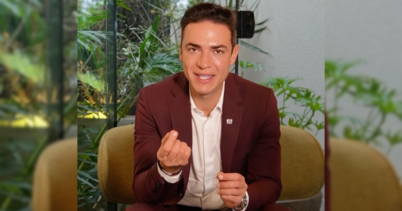 Wilian Pires, mais conhecido como cirurgião das estrelas, com a mão se movimentando, sentado em cadeira e com jardim por trás