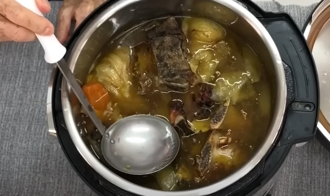 Receita de caldo de ossos rica em colágeno