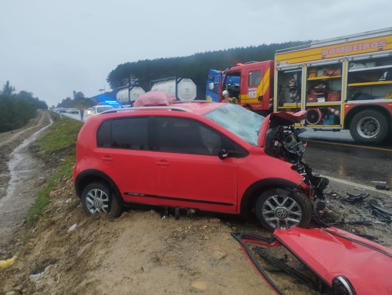 Colisão frontal deixa veículo, parcialmente, destruído e causa morte de mãe e filho em Lages, na Serra