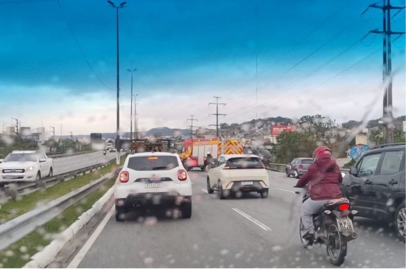 Corpo de Bombeiros atende acidente com carro e moto na BR-282