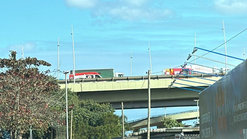 Carro e motocicleta colidem em ponte Colombo Salles