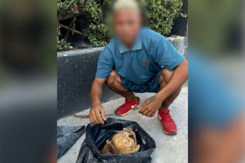 Suspeito com um saco plástico cheio de ossos que roubou no cemitério