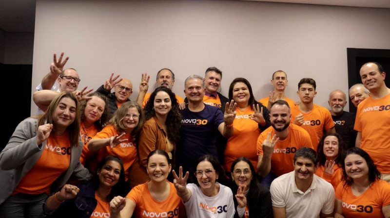 Ednei de Souza com candidatos e apoiadores durante convenção partidária 