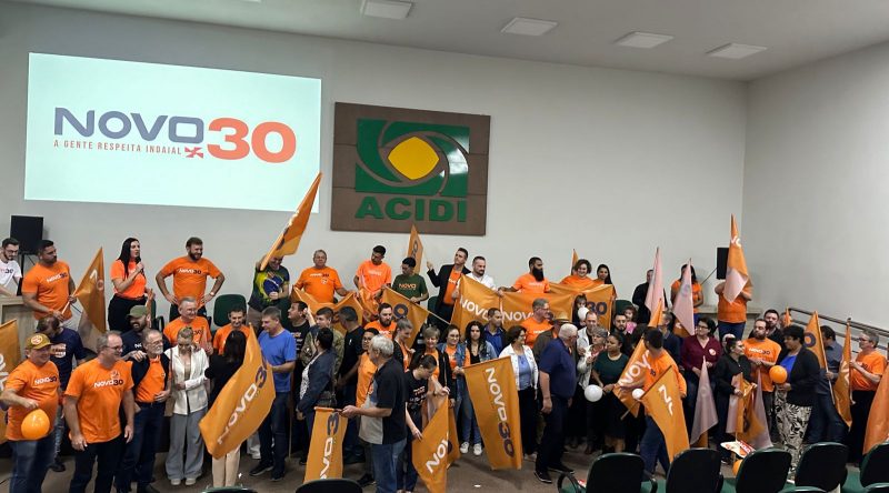 Ana Paula Reiter com apoiadores e candidatos durante convenção em Gaspar