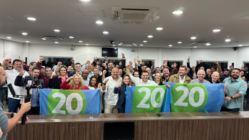 Ricardo Alba com apoiadores e candidatos durante convenção em Blumenau 