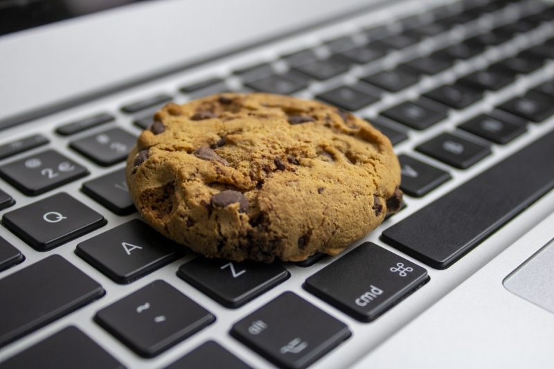 Imagem ilustrativa de um cookie sobre um teclado de notebook