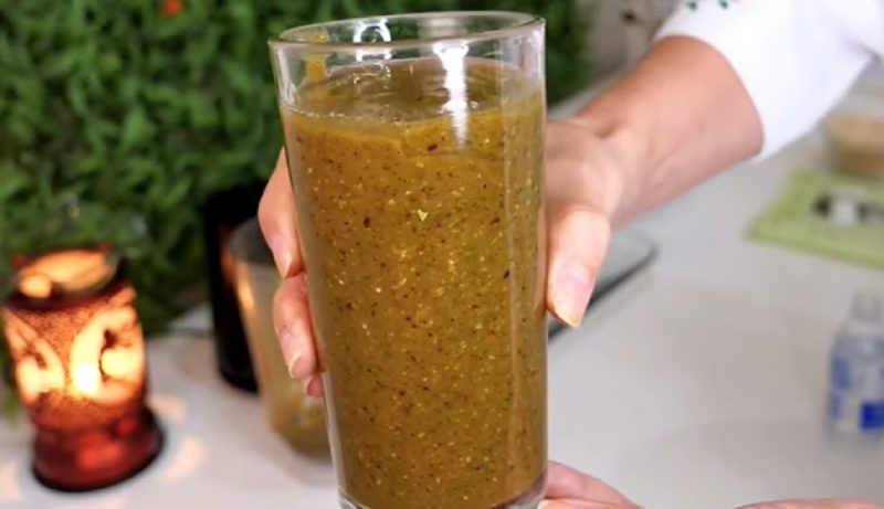 na foto aparece suco para eliminar estômago alto com ingredientes batidos