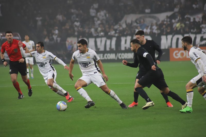 Lance do jogo entre Criciúma x Corinthians no primeiro turno do Brasileirão