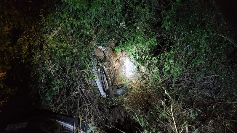 Outras tr&ecirc;s pessoas ficaram feridas no acidente, na madrugada desta quarta-feira (17).&nbsp; – Foto: Corpo de Bombeiros Militar/Reprodu&ccedil;&atilde;o/ND