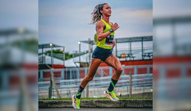 Atleta Luisa Giampaoli, do RS, falecida de leptospirose - mulher branca, bronzeada, correndo com short preto curto e regata amarela com inscrição no peito