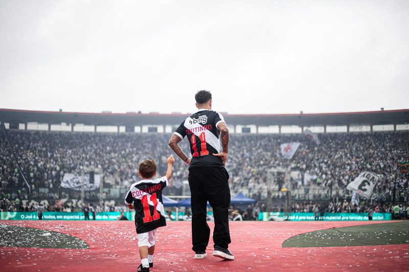 Phillipe Coutinho e o filho na apresentação oficial com a camisa 11 do Vasco da Gama