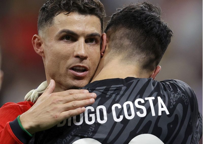 Cristiano Ronaldo abraça Diogo Costa, herói de Portugal na Euro