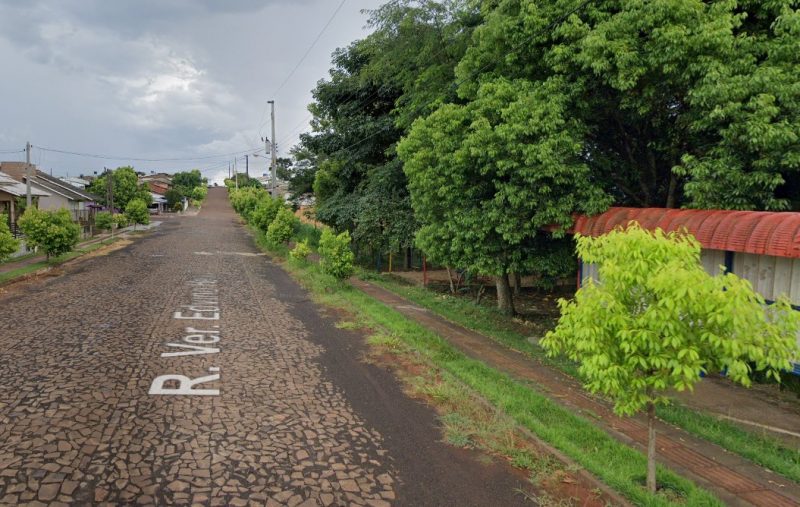 Um homem foi encontrado, na rua Edvino Hepp, no bairro Augusto Kempfer, com um corte de faca, na noite de domingo (30). 
