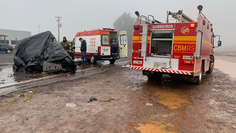 Tr&aacute;gico acidente no RS aconteceu no in&iacute;cio da manh&atilde; do domingo (14). – Foto: Eduardo Colussi/R&aacute;dio M&aacute;xima/Reprodu&ccedil;&atilde;o/ND
