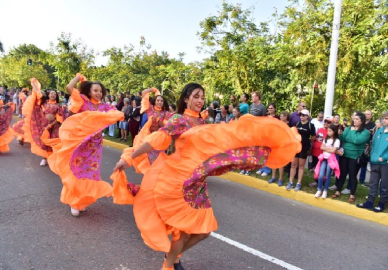 Meninas se apresentando no Festival de Joinville 