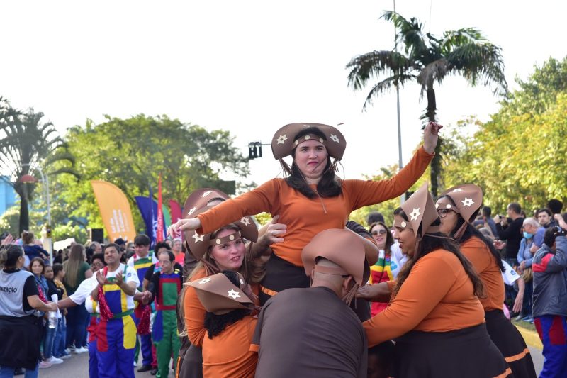 Bailarinos da Apae durante apresentação de dança 