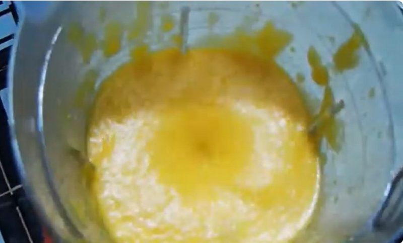 na foto ingredientes da sopa fit aparecem sendo misturados no liquidificador