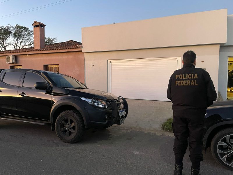 Imagem mostra PF cumprindo mandados em operação contra envio internacional de super-maconha; Itajaí é uma das cidades alvo