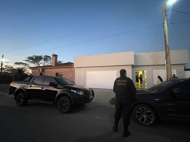 Imagem mostra PF cumprindo mandados em operação contra envio internacional de super-maconha; Itajaí é uma das cidades alvo