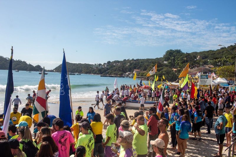 Imagem mostra gincana durante Saragaço em Bombinhas; evento comemora boa safra da pesca tainha em SC