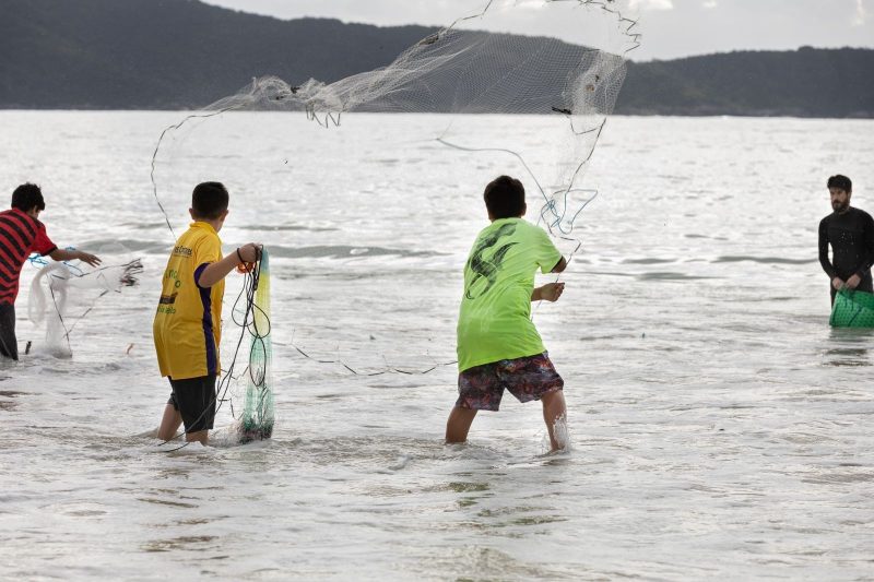 Imagem mostra gincana durante Saragaço em Bombinhas; evento comemora boa safra da pesca tainha em SC