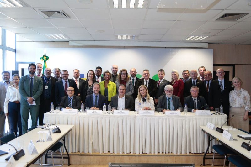 Imagem mostra os integrantes da reunião em Brasília