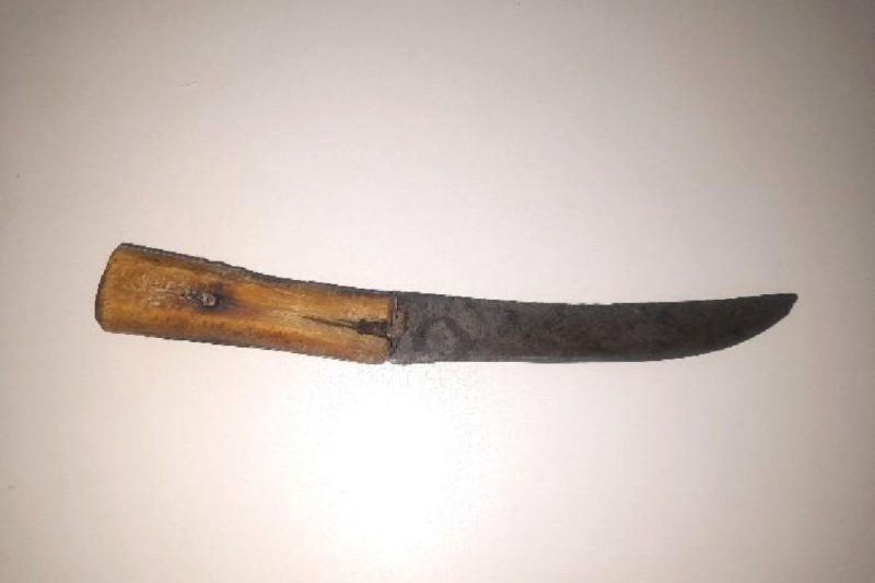 esfaquear colega de república