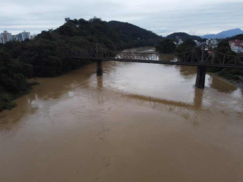 Imagem do rio Itaja&iacute;-A&ccedil;u nesta sexta-feira (12) – Foto: Erison Krueger/NDTV