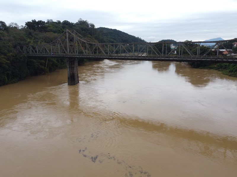 N&iacute;vel do rio Itaja&iacute;-A&ccedil;u deve continuar aumentando – Foto: Erison Krueger/NDTV