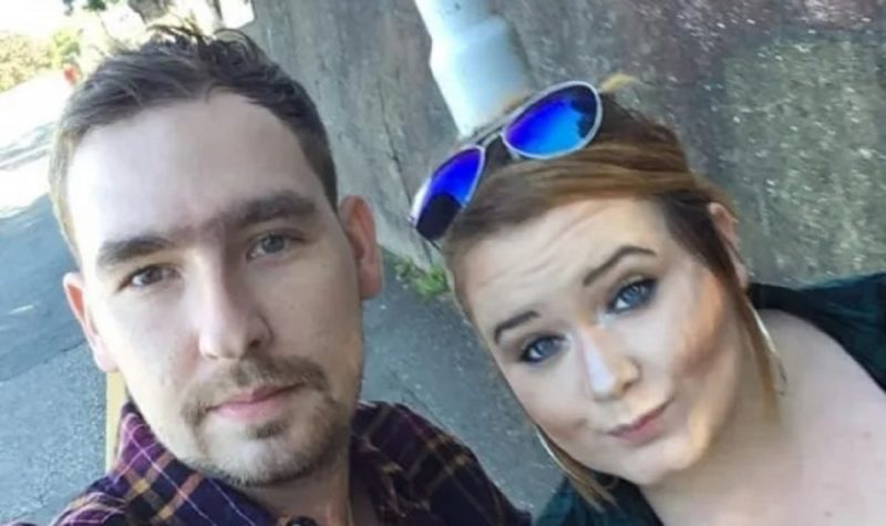 homem diagnosticado com câncer por causa de dor nas costas aparece com a esposa durante passeio