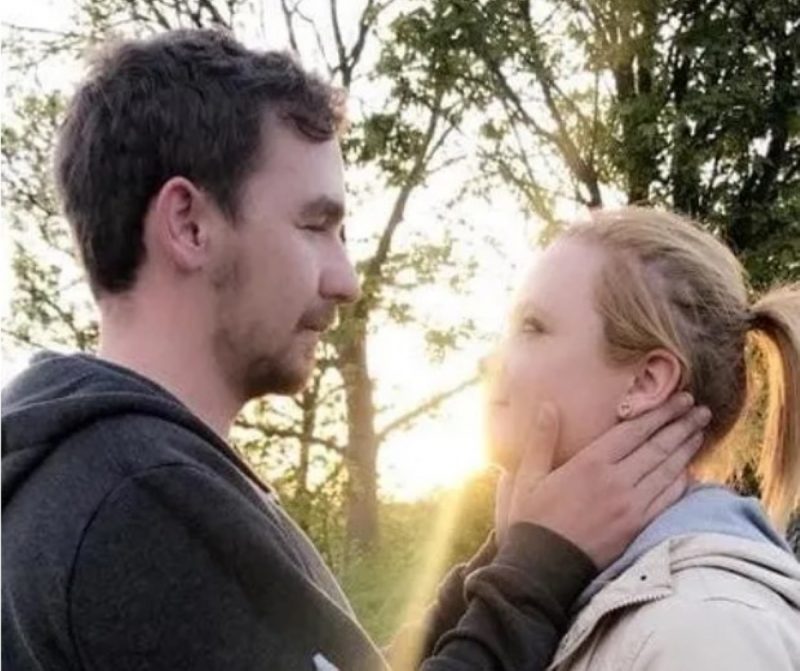 na foto, Oliver Anderson e Ann Marie aparecem durante o processo de <a href='https://recuperacao.liberdadevida.com/clinicas-para-alcoolatras/clinica-para-alcoolatras-liberdade-e-vida/centros-de-recuperacao/centro-de-recuperacao-liberdade-e-vida-prime/centro-de-recuperacao-liberdade-e-vida-prime-teofilo-otoni-em-mg' target='_blank' rel='follow'>tratamento</a> de dores nas costas” width=”800″ height=”671″/><span class=