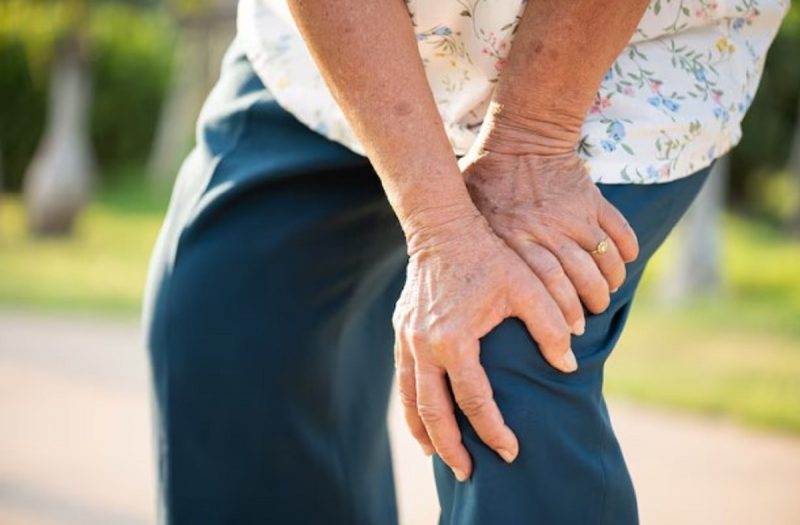 na imagem aparece uma senhora com dores nas juntas enquanto caminhava