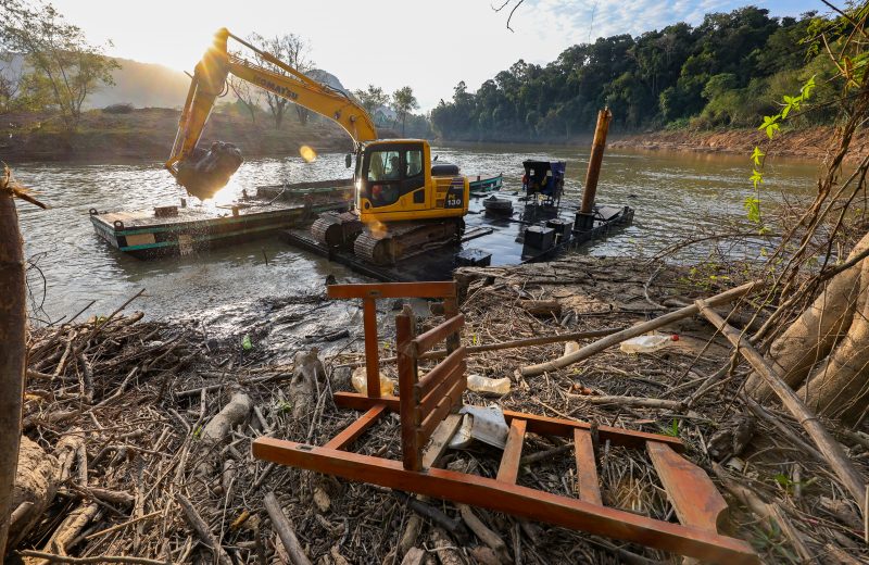 Maquinários retirando material de rio no Alto Vale