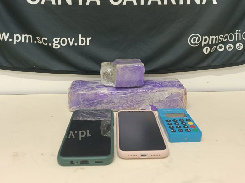 Drogas e celulares foram apreendidos pela polícia com o casal, que deixou a filha de apenas 1 ano sozinha em casa 