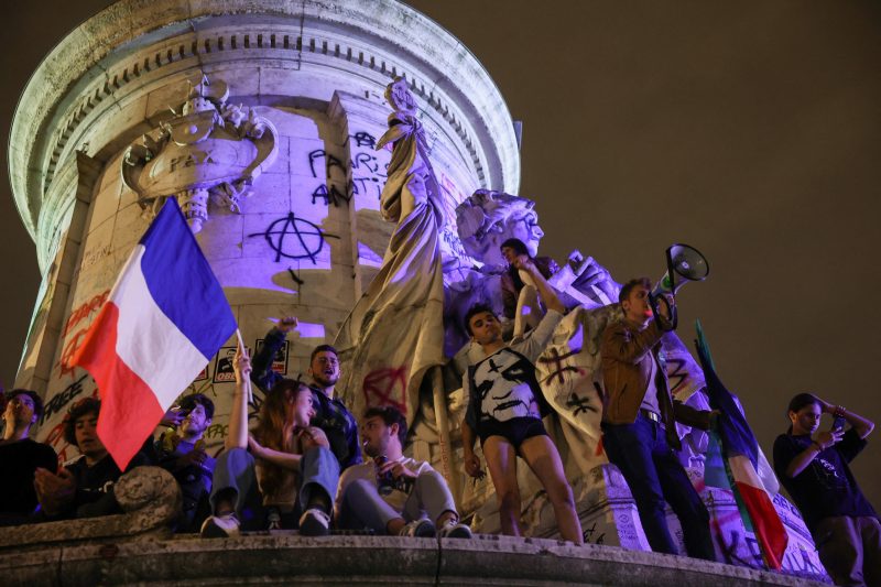 Eleitores se reúnem na Place de la Republique, em Paris, em comício após os primeiros resultados do segundo turno das eleições legislativas francesas, em 7 de julho de 2024 – Foto: EMMANUEL DUNAND/AFP/ND