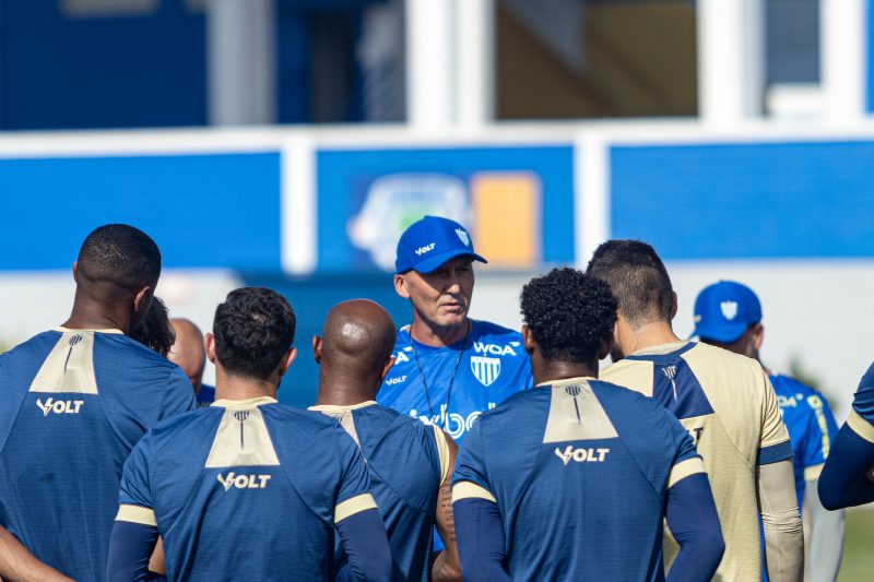 Elenco do Avaí durante treino no CFA da Ressacada