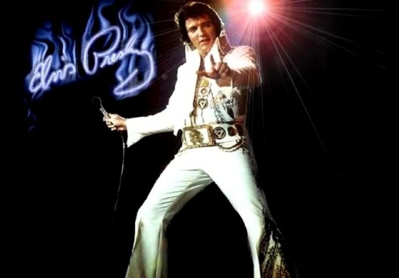 Dia Mundial do Rock: Elvis Presley no palco