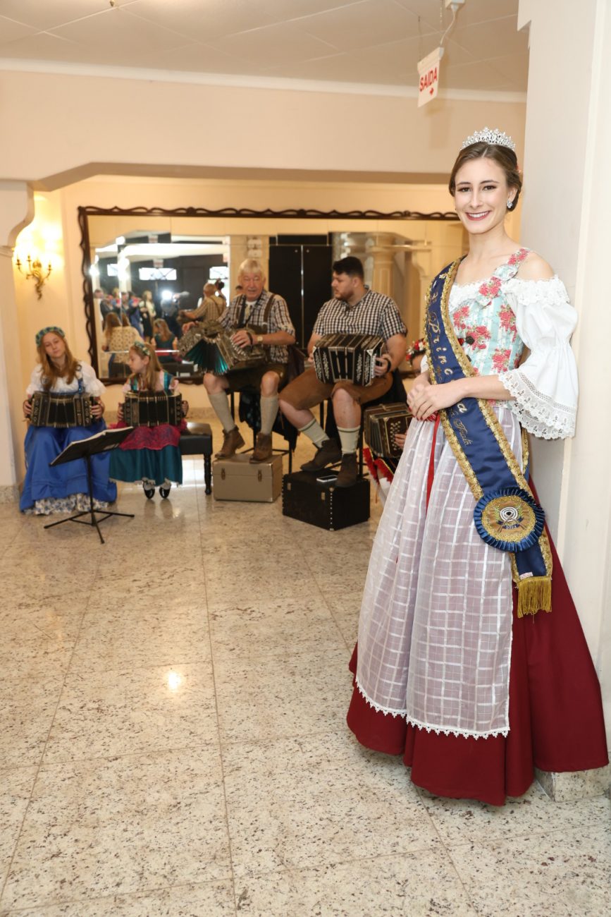 Escola de Bandoneon de Joinville e a princesa da Festa do Colono - André Kopsch/ND