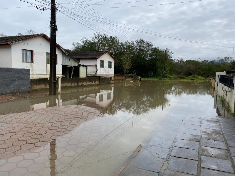 Rua em Rio do Sul alagada devido à chuva intensa