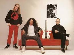 A forma&ccedil;&atilde;o hist&oacute;rica dos Engenheiros do Hawaii, no auge da banda: Humberto Gessinger (de p&eacute;), Carmos Matz e Augusto Licks. – Foto: Reprodu&ccedil;&atilde;o