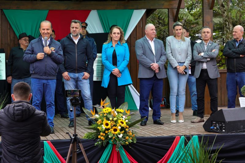 Governador e representantes durante entrega de obras 