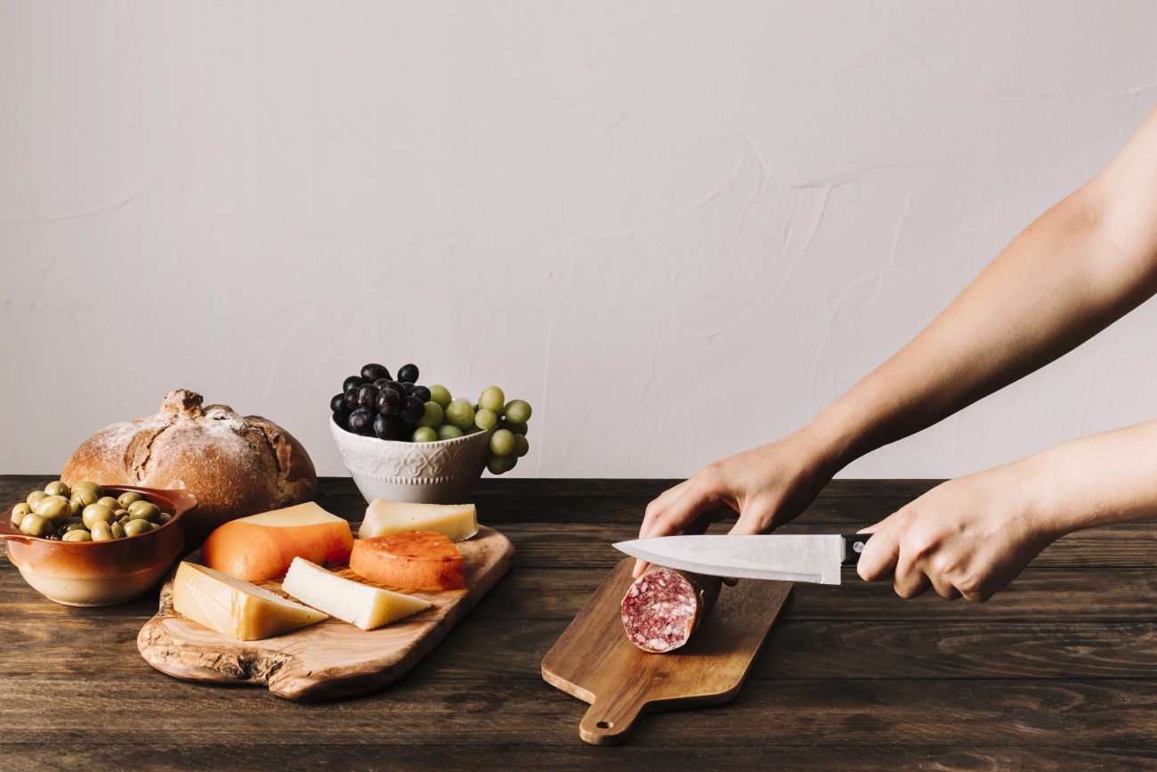 Use a mesma tábua de corte para tudo: Você precisa usar tábuas de corte diferentes para carne crua, peixe, vegetais e alimentos cozidos para evitar contaminação cruzada.  - Freepik/ND