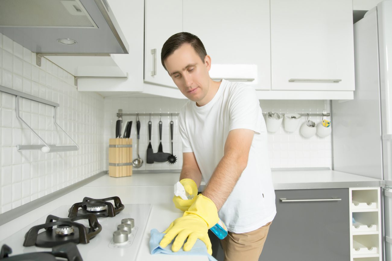 Não limpar a cozinha regularmente: manter a geladeira e os utensílios da cozinha limpos é fundamental.  Patrícia sugere limpar a geladeira pelo menos uma vez a cada 15 dias e os utensílios diariamente.  - Freepik/ND