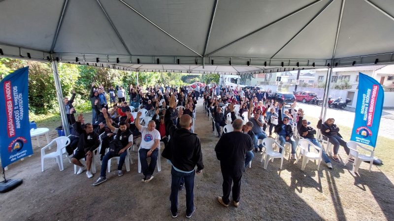 Trabalhadores durante votação em Blumenau 