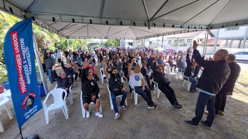 Trabalhadores durante votação para o estado de greve em Blumenau 